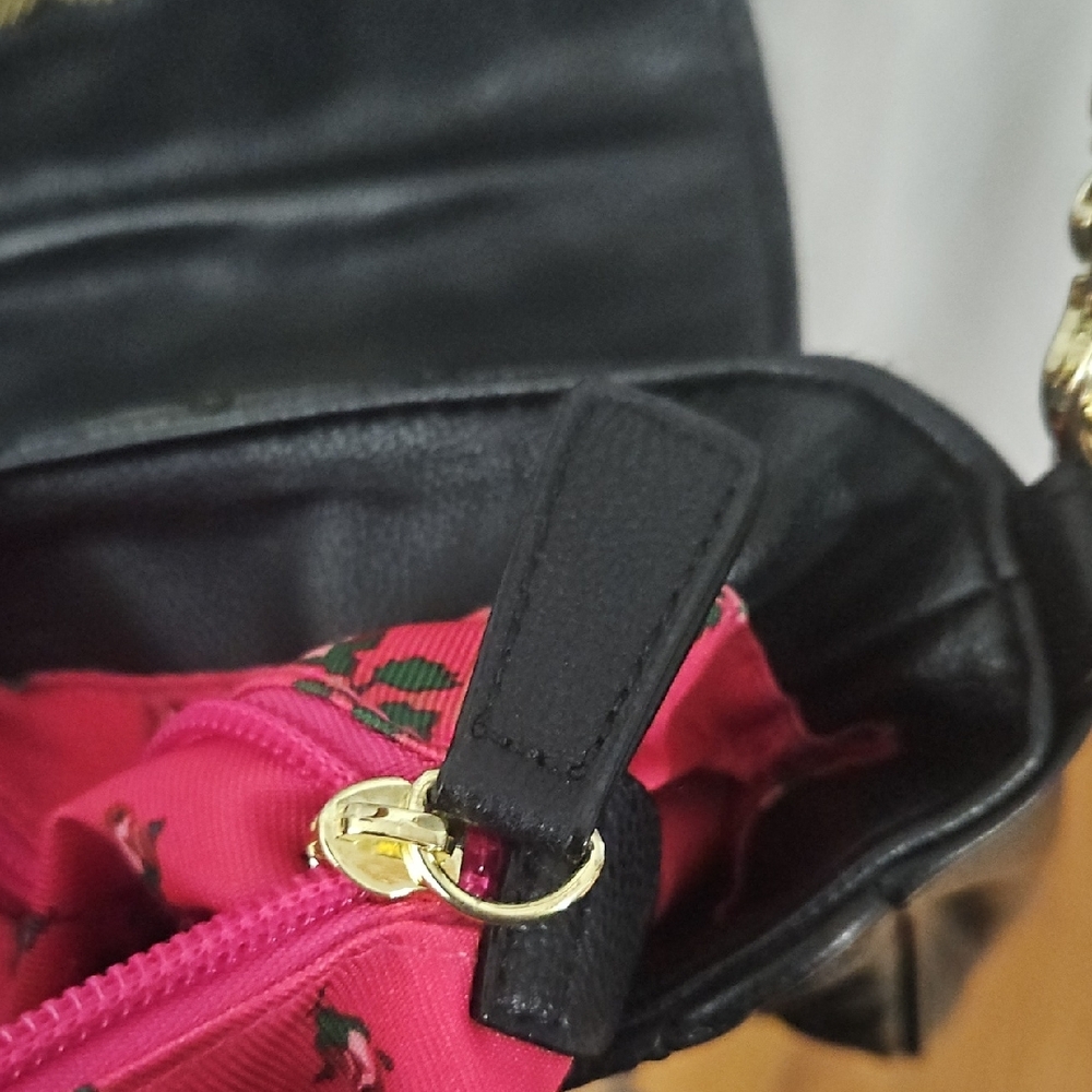 Chic Black Quilted Crossbody Bag with Gold Accents - Picture 10 of 16